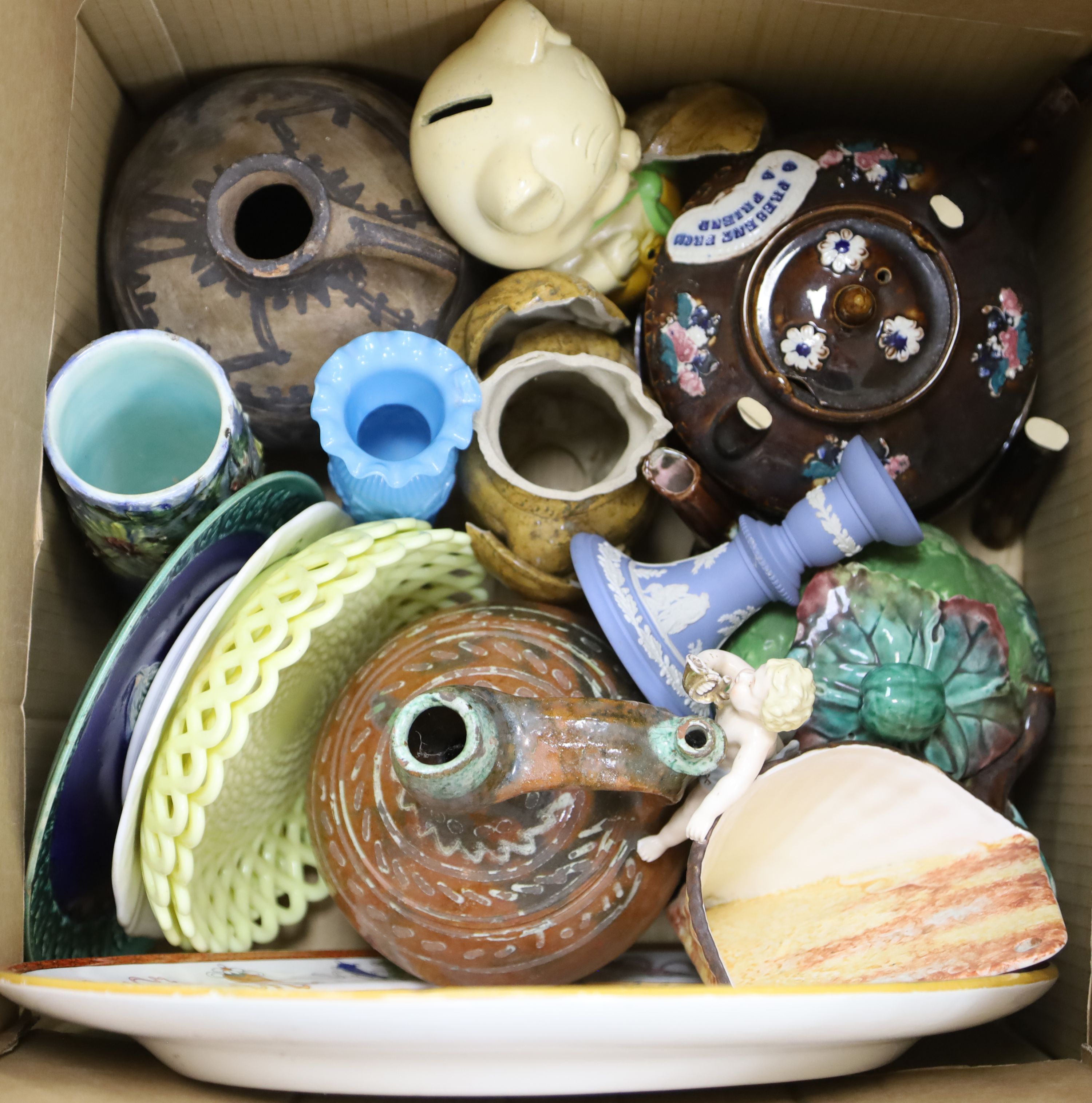A large quantity of mixed ceramics